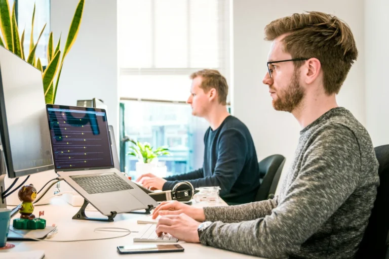 Équipe professionnelle collaborant à la conception d’une page de services