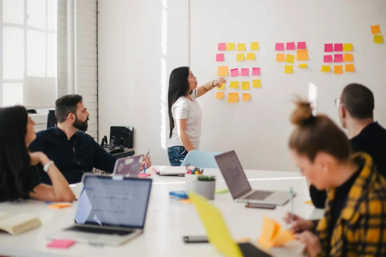 Équipe planifiant une stratégie de contenu orientée vers les ventes
